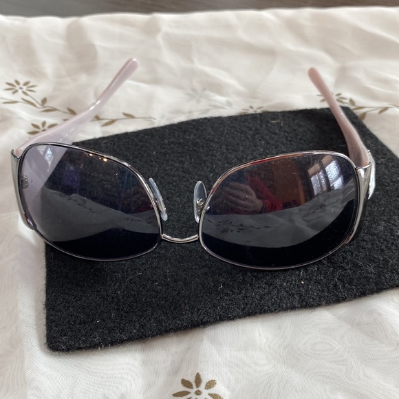 Ladies Salvatore Ferragamo, blinged up sunglasses in light mauve with black lens - Picture 6 of 12